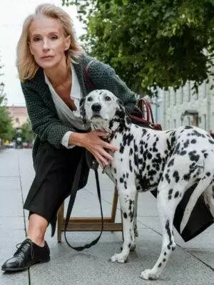 Kona með dalmatíuhund